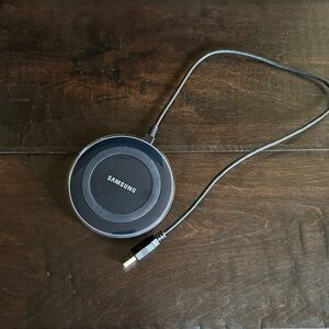 Samsung Black Round Wireless Charging Pad with USB Cable